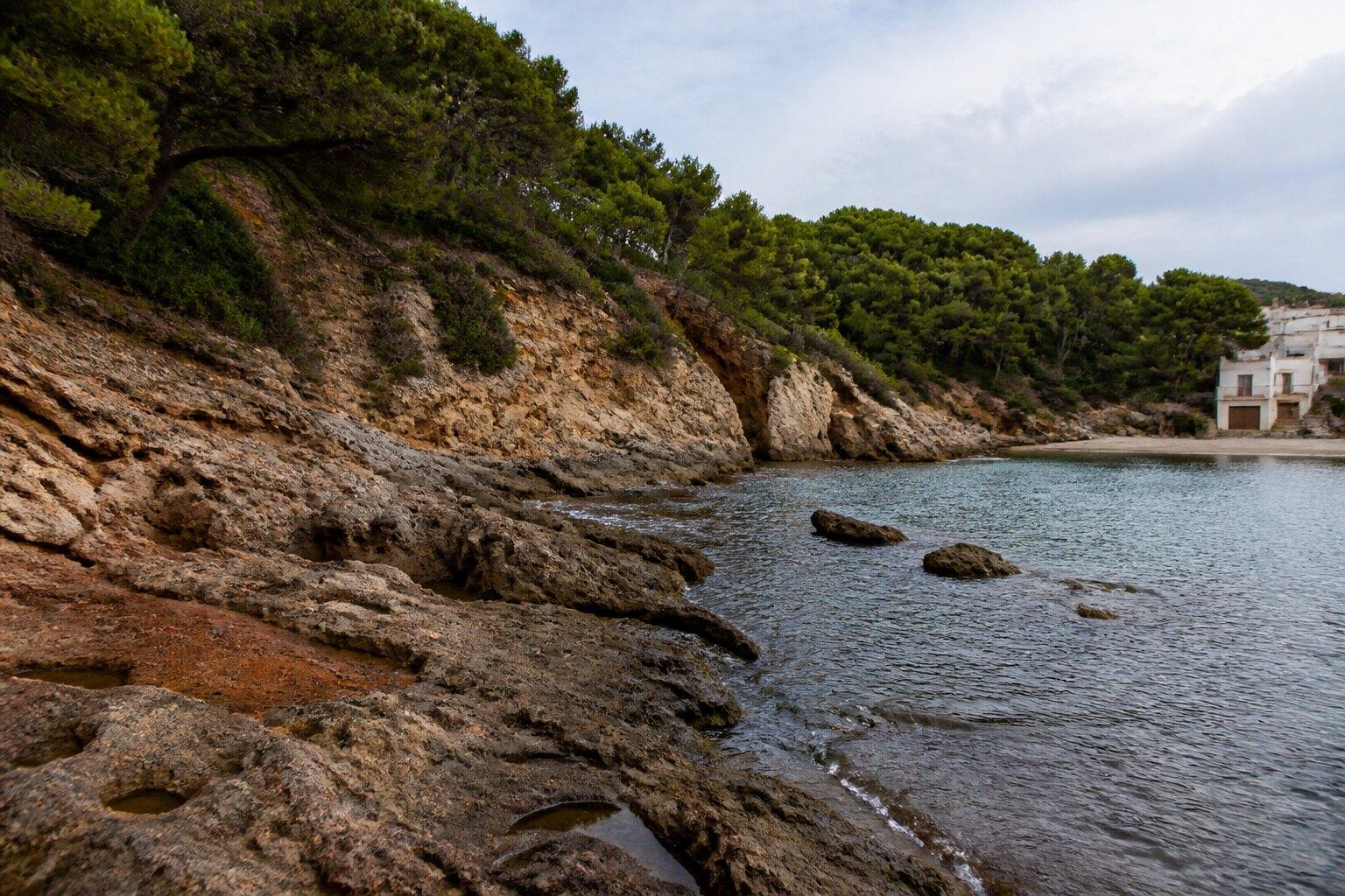 Rocky Cala Pedrosa on the route toward Tamariu